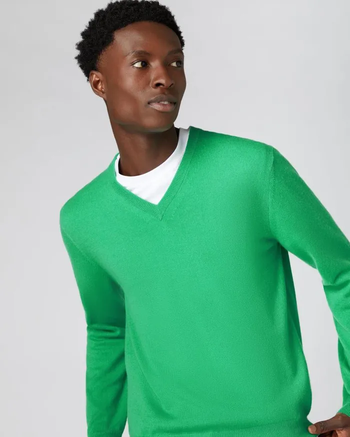 NPeal Jumpers Men The Burlington V Neck Cashmere Jumper Parrot Green