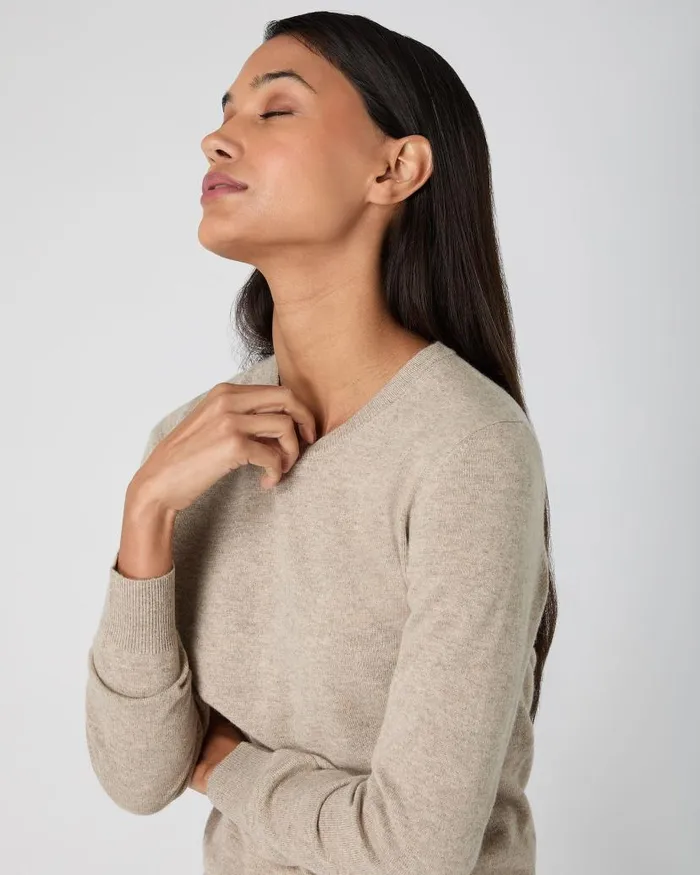 NPeal Jumpers Women Evie Classic Round Neck Cashmere Jumper Oatmeal Brown