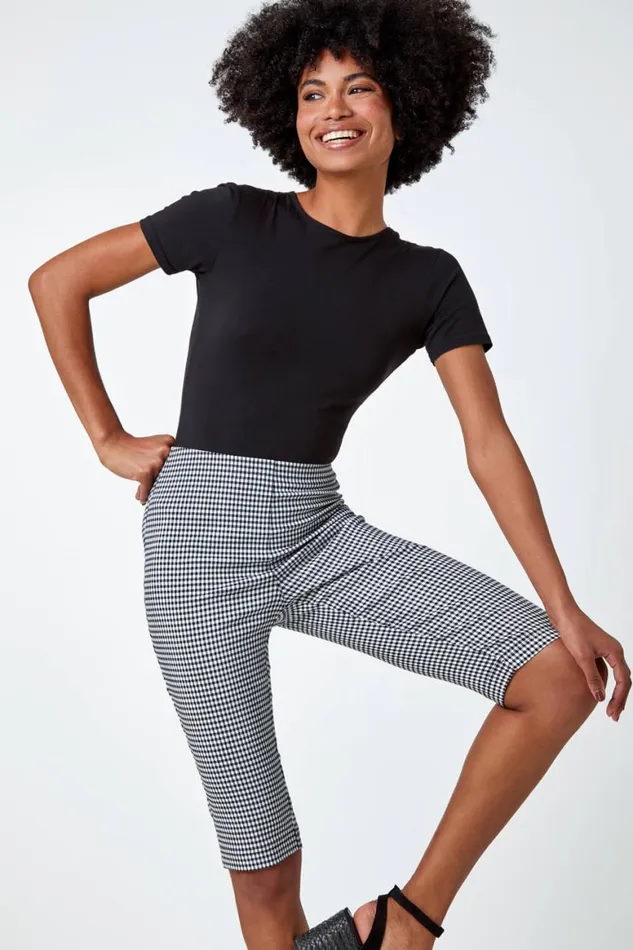 Women Black Knee Length Gingham Elastic Waist Shorts Roman Shorts