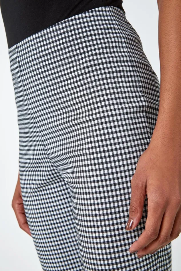 Women Black Knee Length Gingham Elastic Waist Shorts Roman Shorts