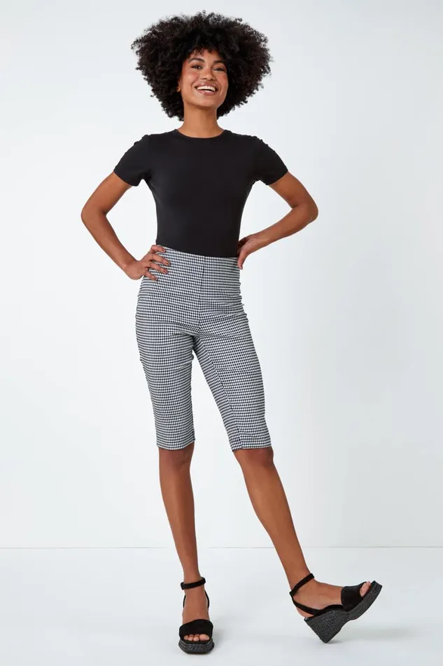 Women Black Knee Length Gingham Elastic Waist Shorts Roman Shorts