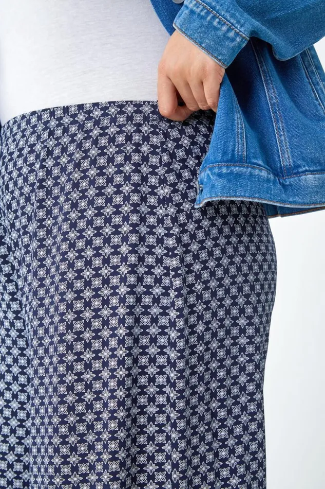 Women Navy Curve Geometric Elastic Waist Stretch Shorts Roman Shorts